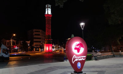 Saat Kulesi Kırmızıya Büründü