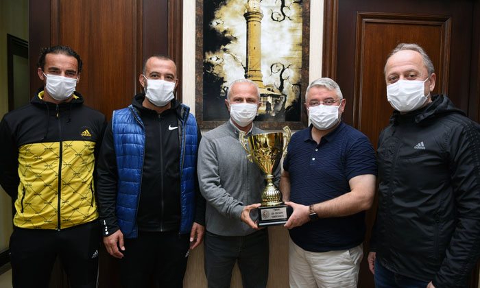 Veteranlar Kupayı Başkan Aşgın’a Hediye Etti