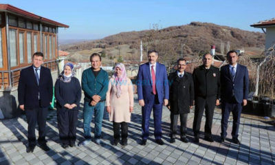 Çiftliği Ziyaret Etti, Hayvanlarla Vakit Geçirdi