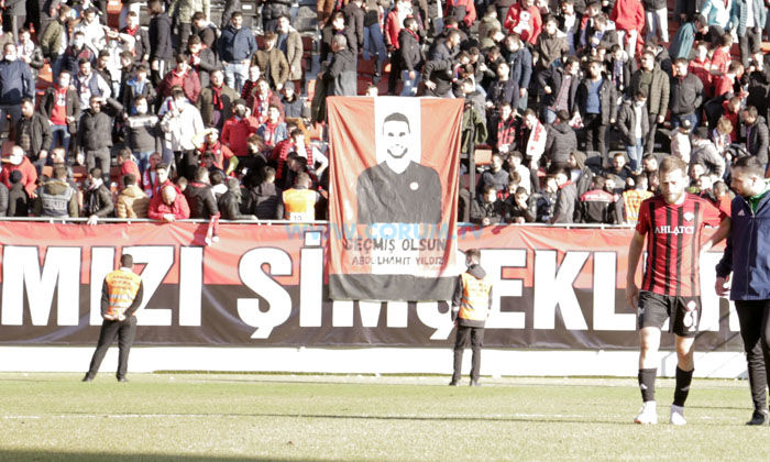 Hamit’e Geçmiş Olsun Pankartı