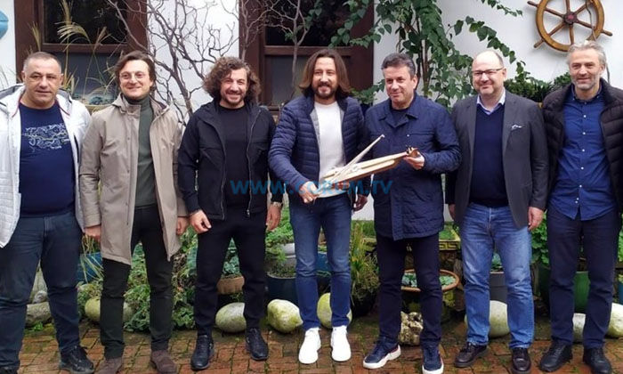 Özcan’a Kemençe Hediye Ettiler