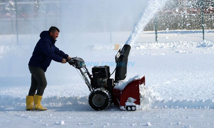 Karla Kaplanan Saha Temizleniyor