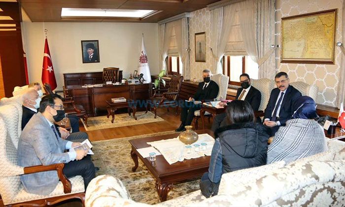 Makamını Açtı, Vatandaşı Dinledi