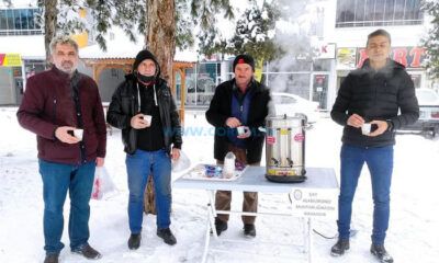 Otobüs Durağına Çay Seti Kurdu