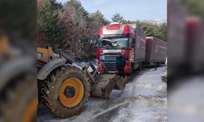 Yolda Kalan TIR Şoförünün Yardımına Belediye Yetişti