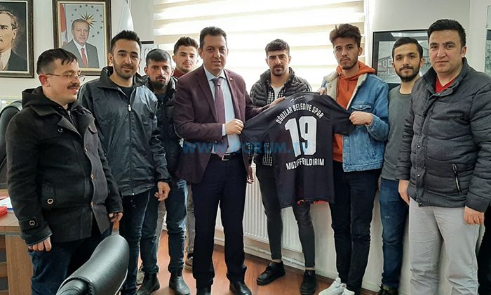 Başkana Forma Hediye Ettiler