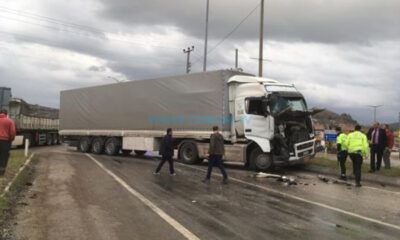 İki Tır Çarpıştı