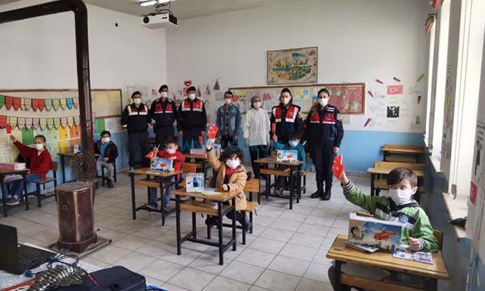 Jandarma Çocukları Unutmadı