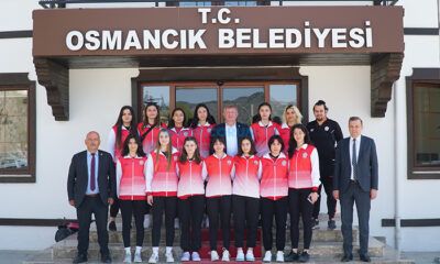Kadın Voleybol Takımını Yarı Finale Başkan Uğurladı