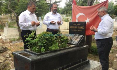Başkan ve Yardımcıları Karakoç’un Kabrinde