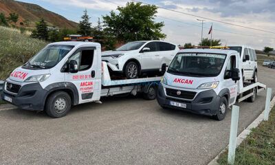 İki Otomobil Kavşakta Çarpıştı