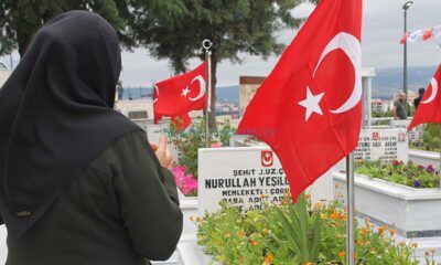 Şehit Kabirlerine Karanfil Bıraktılar