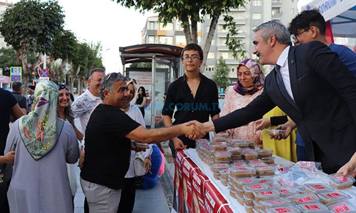 MHP’liler Halka Aşure İkram Etti