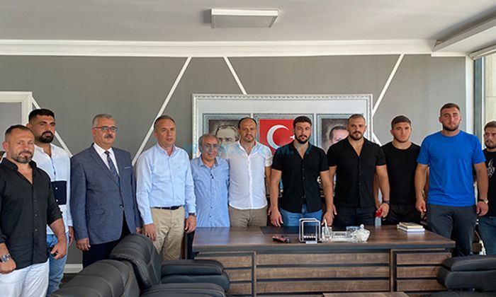 Şampiyon Güreşçilerden AK Partililere Ziyaret