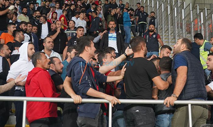 Rakip Tribünler Arasında Gerginlik
