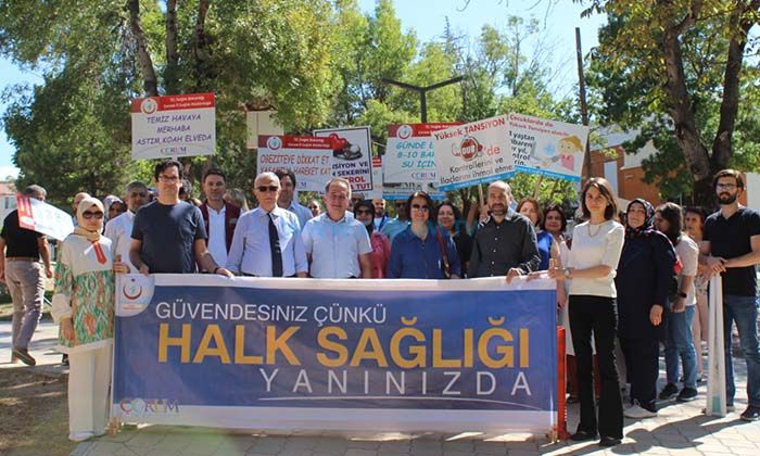 Sağlıklı Yaşama Yürüyerek Dikkat Çektiler