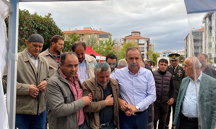 Şehit Babasının Acısına Ortak Oldu