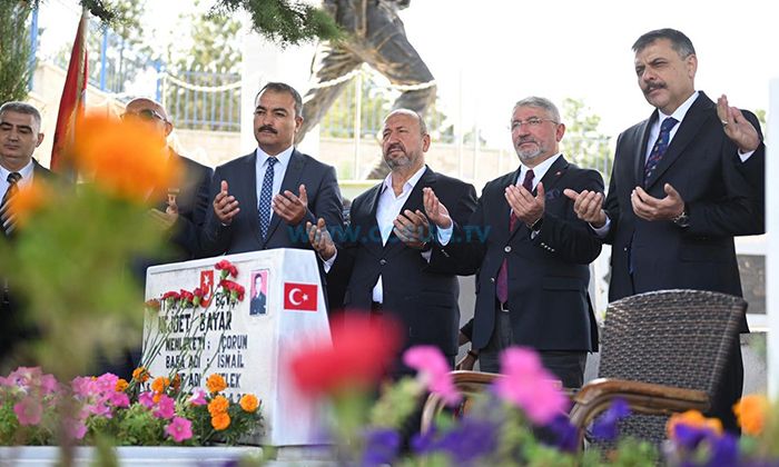 Şehitliğe Duygusal Ziyaret