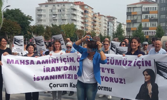 İranlı Kadınlara Destek İçin Saçlarını Kestiler