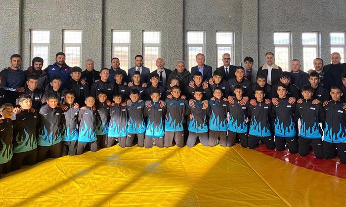 AK Parti Heyeti, Genç Güreşçileri Ziyaret Etti