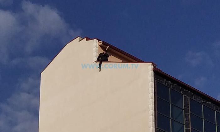 Çatıya Çıktı, İntihara Kalkıştı