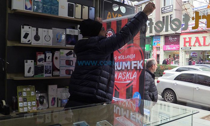 Şehir Kırmızı-Siyahla Donatılıyor