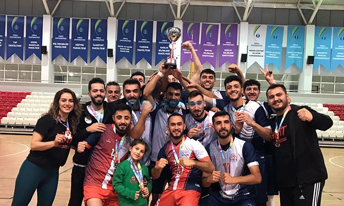 Efeler ve Sultanlar Kupalarla Döndü