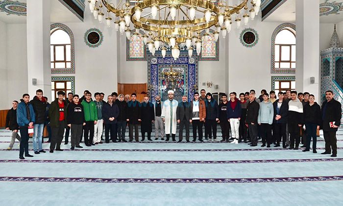 Gençlerle Camide Buluştular