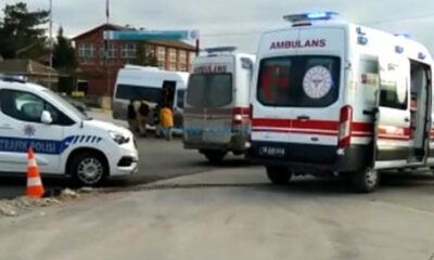 Okul Servisi ile Otomobil Çarpıştı