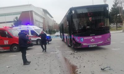Otomobil Belediye Otobüsüne Çarptı