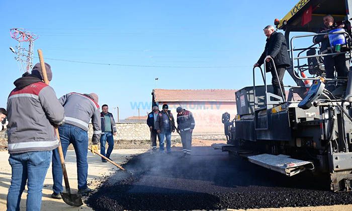 2023’ün İlk Asfaltı Yeni Salonun Önüne Döküldü
