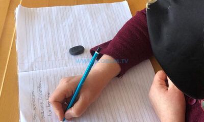 Kızıyla Birlikte Aynı Sırayı Paylaşacak