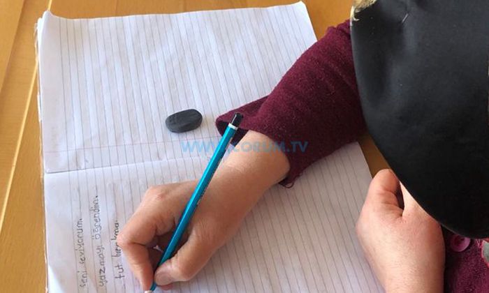 Kızıyla Birlikte Aynı Sırayı Paylaşacak