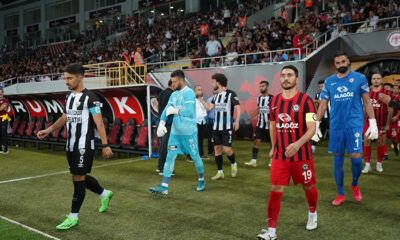 Rakip Hem Atıyor Hem Yiyor