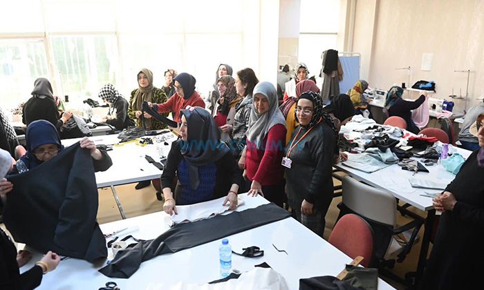 Afetzedeler İçin Kıyafet Dikiyorlar