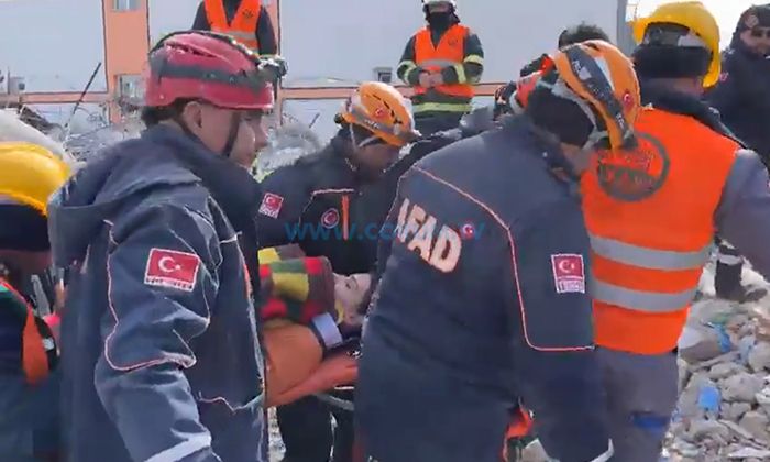 Çorum Ekibi Genç Kadını Enkazdan Sağ Kurtardı