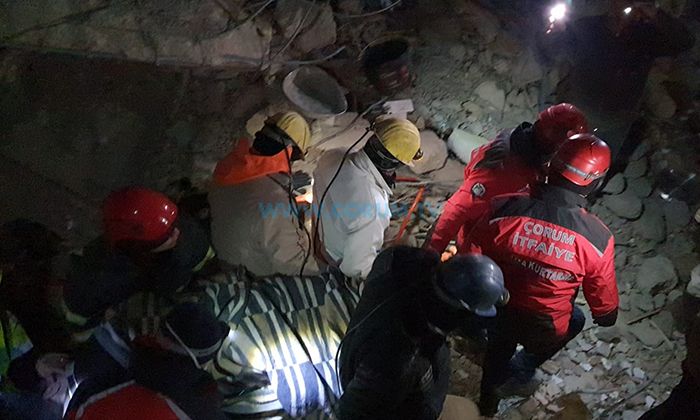 Çorum Ekibi, İki Yabancı Kadını Enkazdan Çıkardı