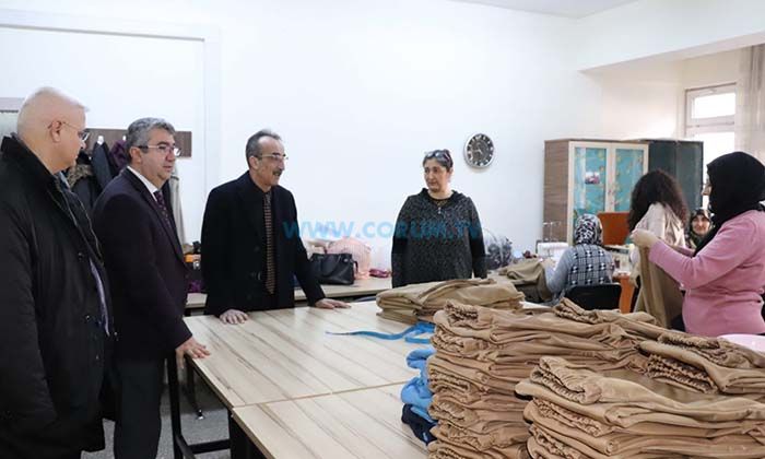 Depremzedeler İçin Kıyafet Üretiliyor