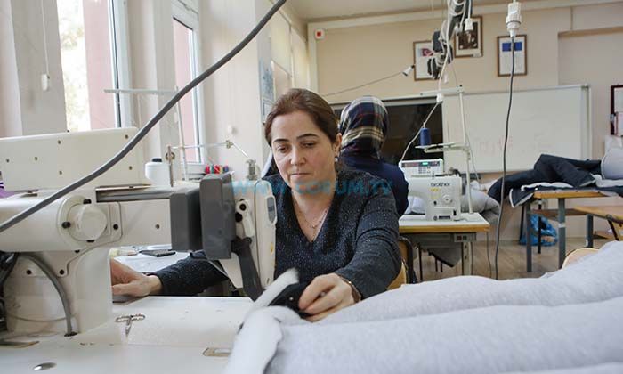 Depremzedeler İçin Uyku Tulumu Üretiyor