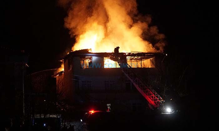 İki Katlı Ev Küle Döndü