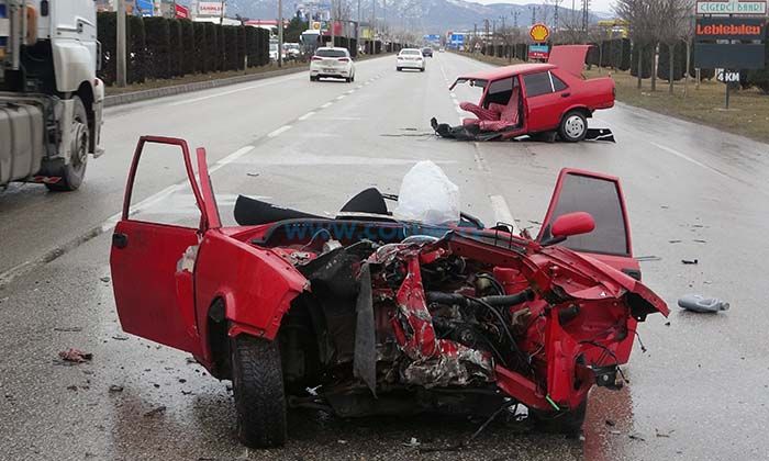 Otomobil İkiye Bölündü