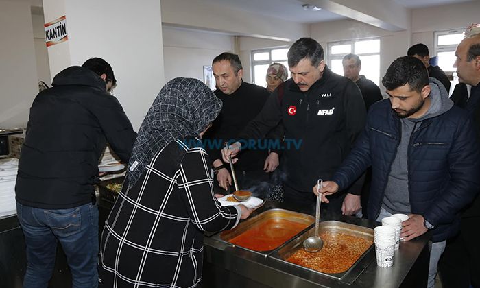 Yemek Dağıttı, Halkla Görüştü