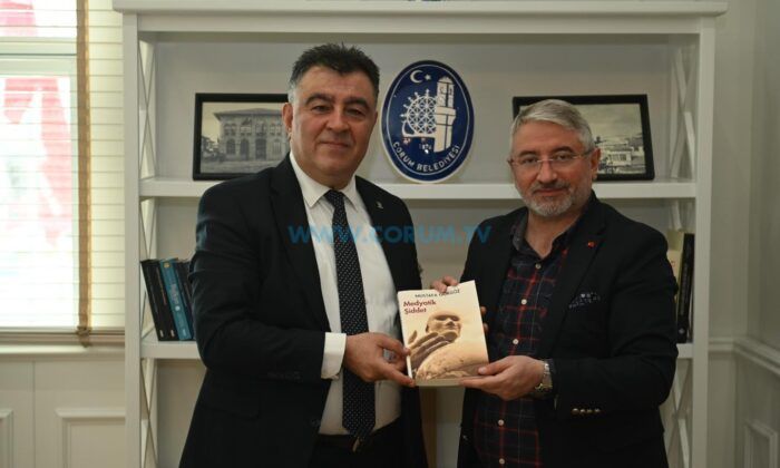Gökgöz, Aşgın’a Kitap Hediye Etti