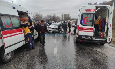 Otomobil Kaza Yaptı, Araçta Sıkıştılar