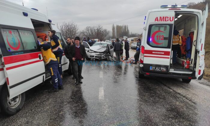 Otomobil Kaza Yaptı, Araçta Sıkıştılar