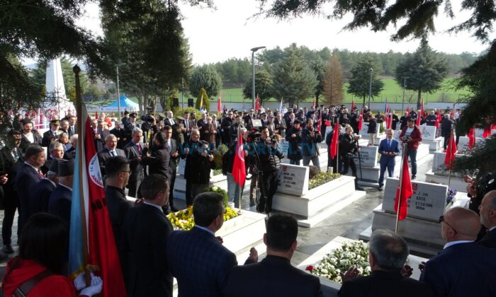 Şehitliğe Duygusal Ziyaret