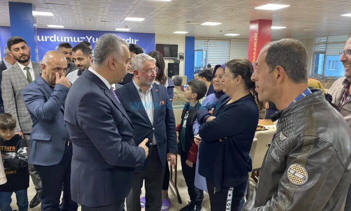 AK Partili Yöneticiler Depremzedelerle Buluştu