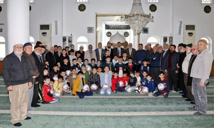 Camiye Gelen Çocuklara Hediye