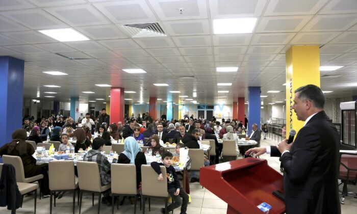 Çiftçi Ailesi, Depremzede Ailelerle İftarda Buluştu