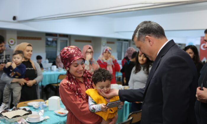 Depremzede Çocuklarla Yakından İlgilendi